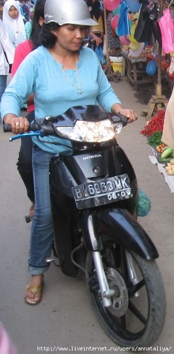 Местные же еще очень любят гонять на мотоциклах! Индонезия