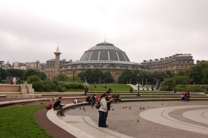 Зеленый уголок Парижа с исподвывертом Париж, Франция