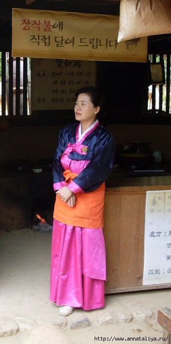 Женщина в ханбок. Фото сделано в национальной корейской деревне под Сувоном. Республика Корея