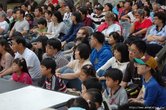Корейцы и европейцы смотрят представление масок в деревне Хахвэ
