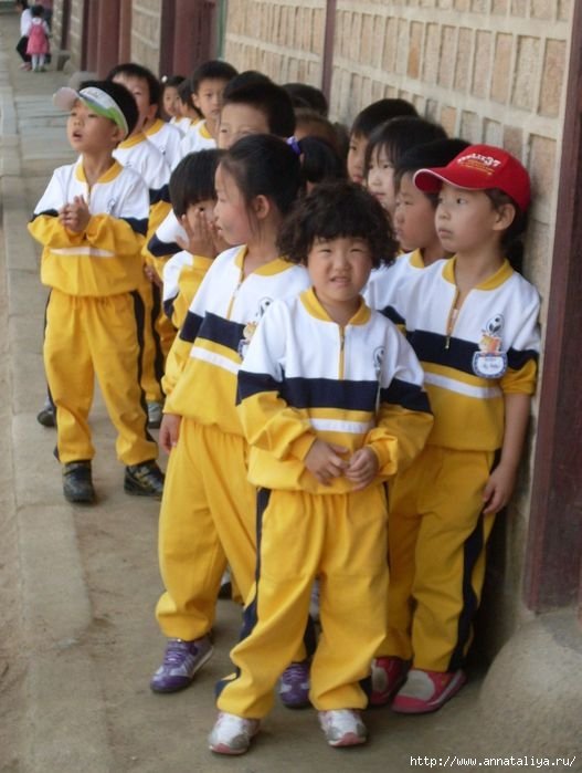 А чтобы вся эта разнокалиберная малышня не потерялась, каждую группу учителя одевают в свою форму! Республика Корея