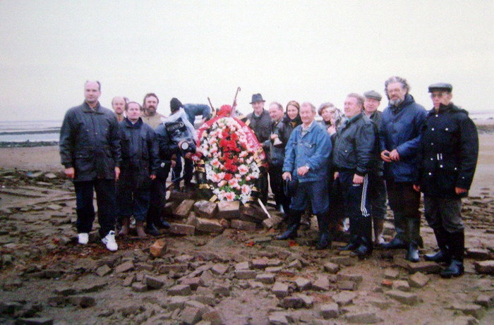 Октябрь 1999 года. Мемориальный венок мологжане возложили на камни Богоявленского собора. Рыбинск, Россия