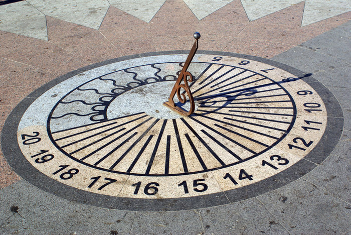 Солнечные часы на набережной Севастополя Республика Крым, Россия