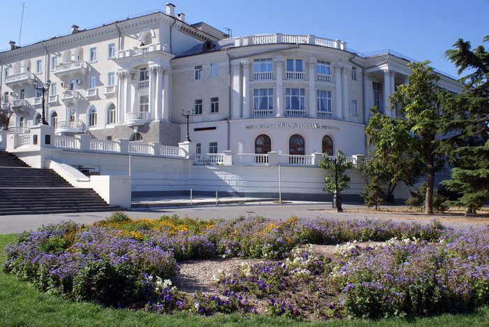Фасад гостиницы Севастополь и клумба с цветами Республика Крым, Россия