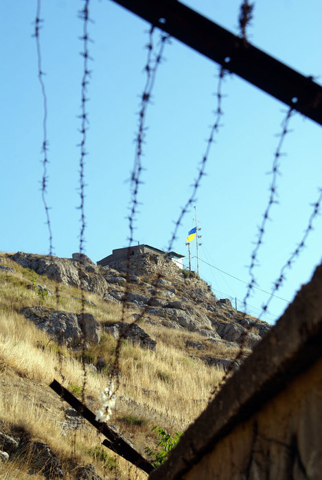 Украинский флаг за колючей проволокой Республика Крым, Россия