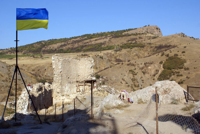 Украинский флаг на руинах крепости в Балаклаве Республика Крым, Россия