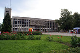 Центральная площадь со зданием администрации в Ялте