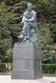 Памятник А.П. Чехову на набережной Ялты