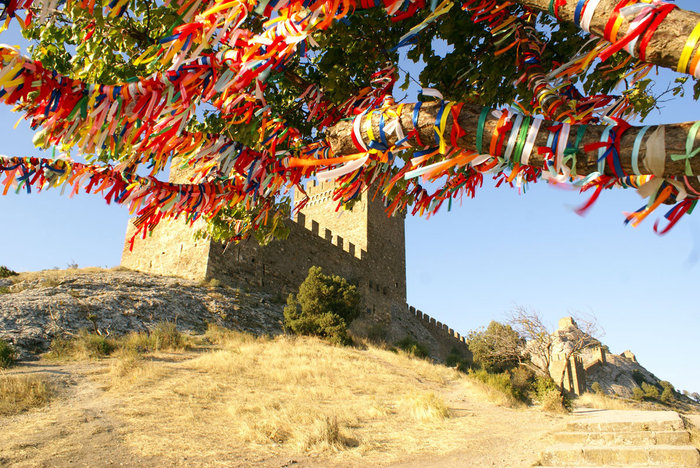 Дерево счастья и Генуэзская крепость, судак Республика Крым, Россия