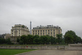 Вид на Эйфелеву башню в Париже очень ценится.