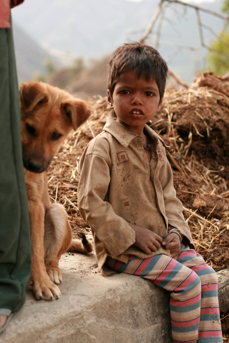 мальчик и собака Халдвани, Индия