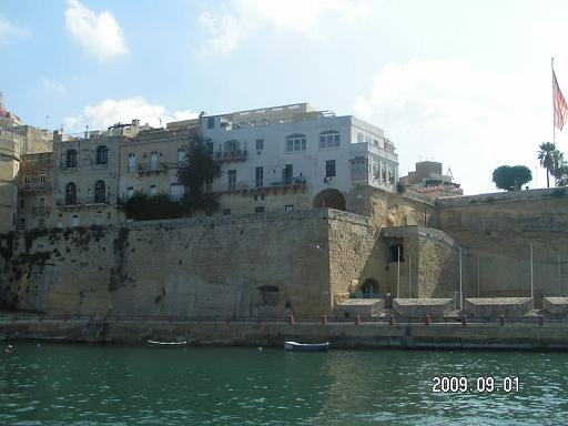 Дом вырос прямо на стене Биргу, Мальта