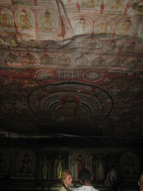 Потолок украшен 1000 изображениями Будды в медитации Дамбулла, Шри-Ланка
