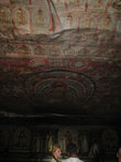 Потолок украшен 1000 изображениями Будды в медитации