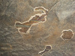 Остатки штукатурки со следами краски снаружи пещер указывают на то, что храм представлял собой сплошную галерею живописи.