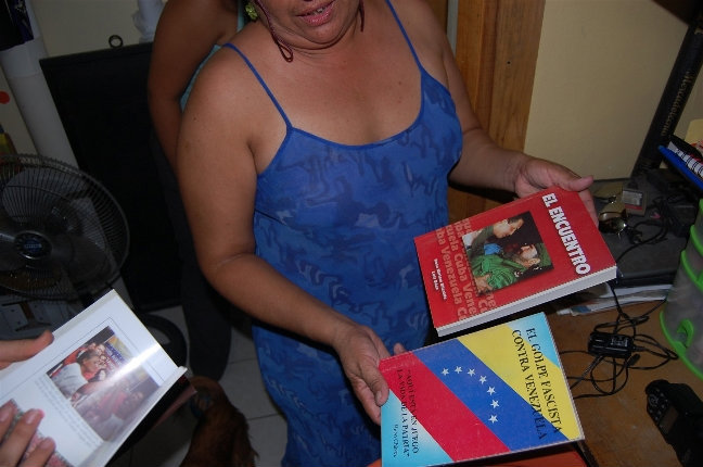 Мама девушек оказалась большим поклонником Уго Чавеса. Она подарила нам несколько книг про него. Столичный округ, Венесуэла