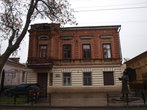 Дом, где родилась Фаина Раневская, и памятник ей же.