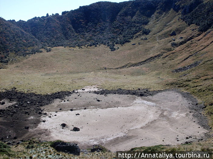 Отсюда до дна кратера оставалось всего несколько десятков метров, и мы могли отлично разглядеть его. Чеджу, Республика Корея