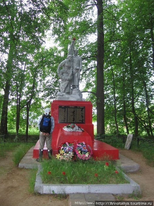 Или вот — памятник погибшим в войне жителям деревни Истра, Россия