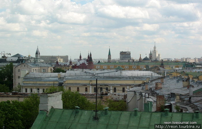 Еще один вид на крыши. Вдали видны Исторический музей, Кремль, еще не разобранная башня гостиницы Россия и высотка на Котельнической Москва, Россия