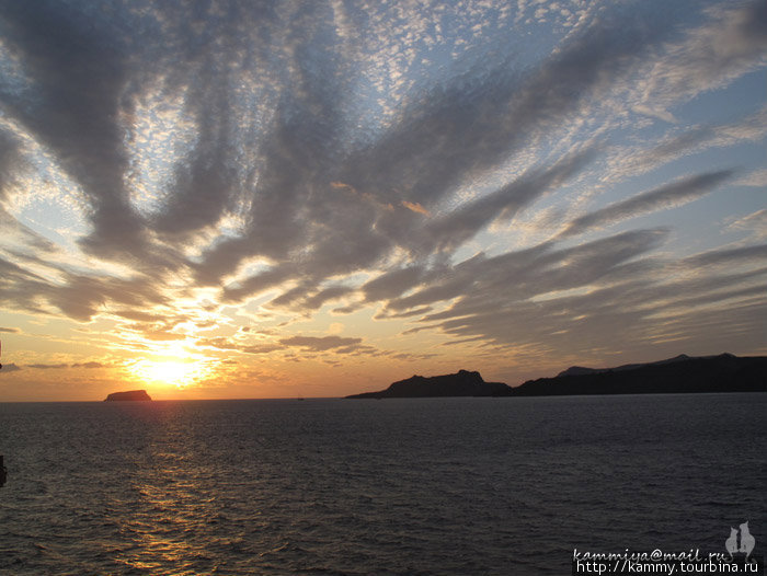 Санторинский закат. Солнце прячется за вулканом Остров Санторини, Греция