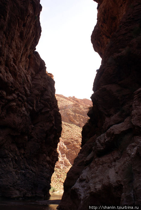 В ущелье Додес, выход очень близок, но вода глубокая Бульман, Марокко