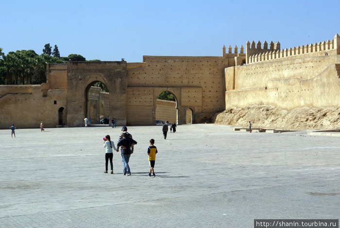Настоящая площадь — а самой окраине Старого Феса у крепостной стены. Фес, Марокко