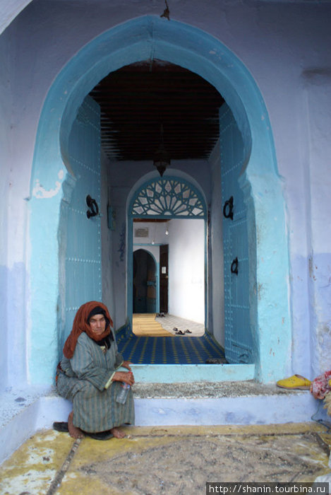 На пороге своего дома Шефшауэн, Марокко
