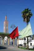 Марокканский флаг на площади в Танжере