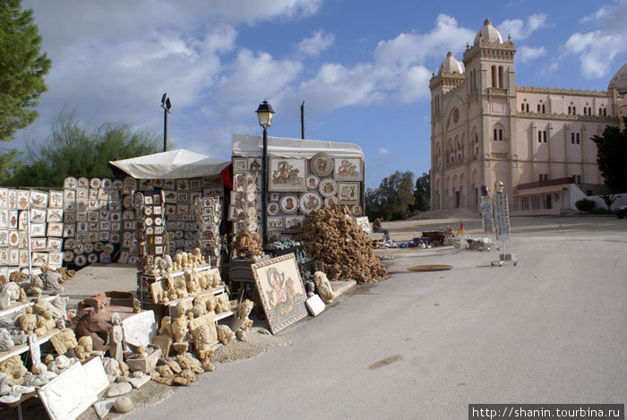 Сувенирная лавка у входа в музей Карфагена Тунис, Тунис