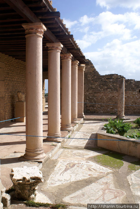 Колонны во дворе римской виллы Тунис, Тунис