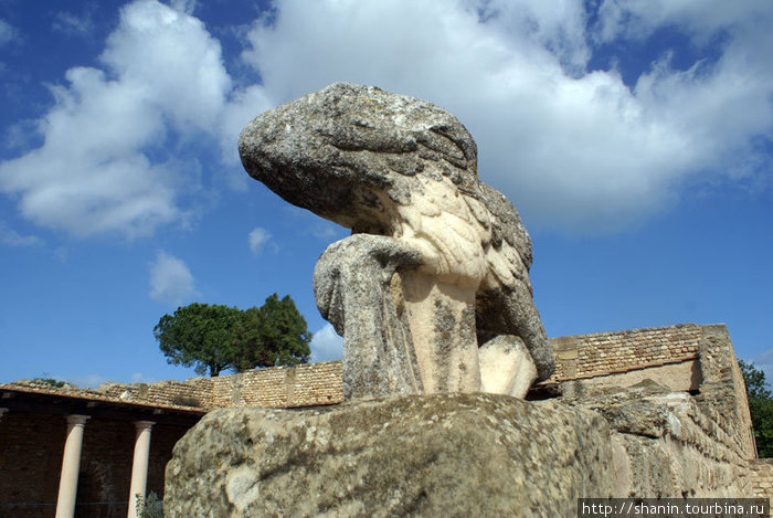 Скульптура на руинах римской виллы Тунис, Тунис