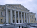 А это монументальное здание — музей-заповедник Горнозаводской Урал, очень даже достойный внимания. Когда-то здесь было главное управление Нижнетагильского округа.