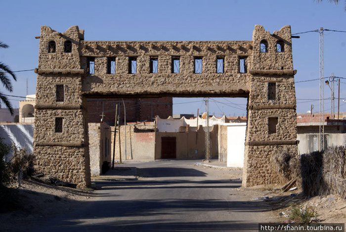 Вход в Старый город Кебили Кебили, Тунис