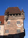 Дом Нассауэра (Nassauer Haus) — старейший дом Нюрнберга. Является средневековым домом-башней (таких много еще в Вероне и в Болонье). Нижние этажи датируются началом XIII столетия, а башенки — 1422/23
