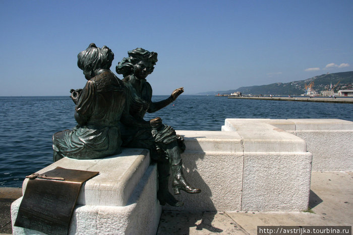 скульптурная композиция на набережной Триест, Италия