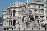 фонтан на Piazza dell’Unità d’Italia