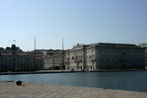 вид с мола на набережную и Piazza dell’Unità d’Italia