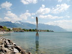 Нержавеющую вилку  воткнула корпорация NESTLE в прибрежную зону Женевского озера. Эта инсталляция называется Памятник еде.