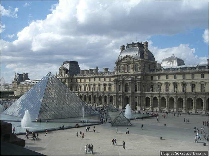 Пирамида Лувра Париж, Франция