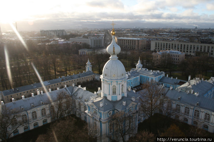 Звонница Смольного собора — самая высокая музейная смотровая площадка города, открывающая с высоты современного 16-этажного дома вид на город. Санкт-Петербург, Россия