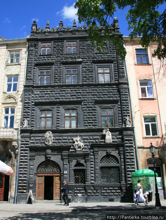 Черная каменица, построенная в 1589 г., сегодня — Исторический музей г. Львова Львов, Украина