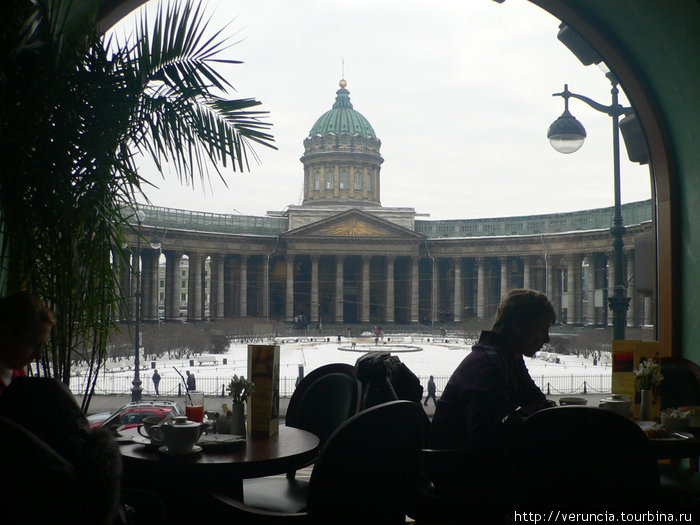 Вид на Казанский собор, фотографировала, не вставая со стула Санкт-Петербург, Россия