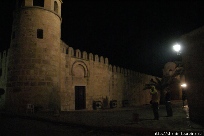 Стены Старого города ночью Сусс, Тунис