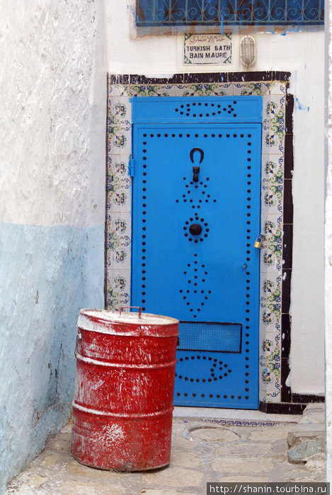 Синяя дверь и красная железная бочка Сусс, Тунис