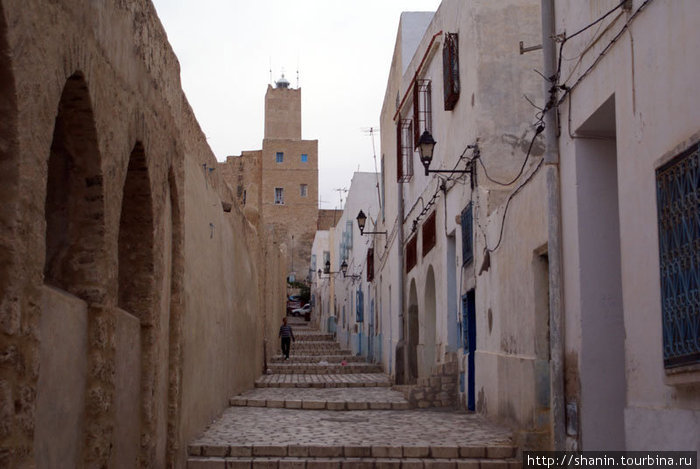 Улочка у крепостной стены Сусс, Тунис