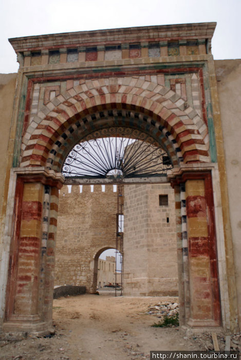 Вход в крепость — там идет реставрация Сусс, Тунис
