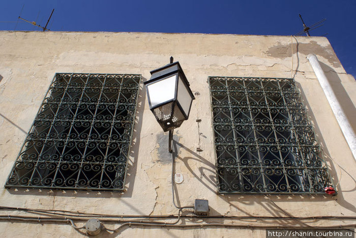 Фонарь и традиционные окна с решетками Сфакс, Тунис
