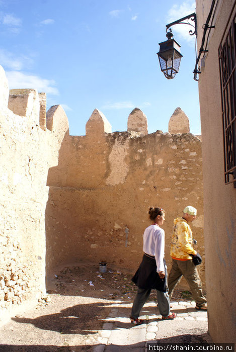Угловая улочка у стены медины Сфакс, Тунис