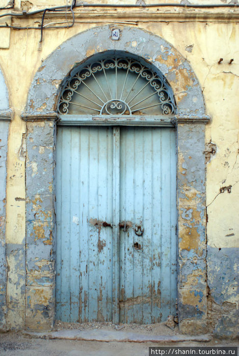 Старая дверь старого дома Сфакс, Тунис